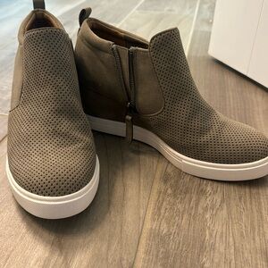 Susina Tan/Gray Platform Bootie Sneakers. Size 6.5
Lightly Used.